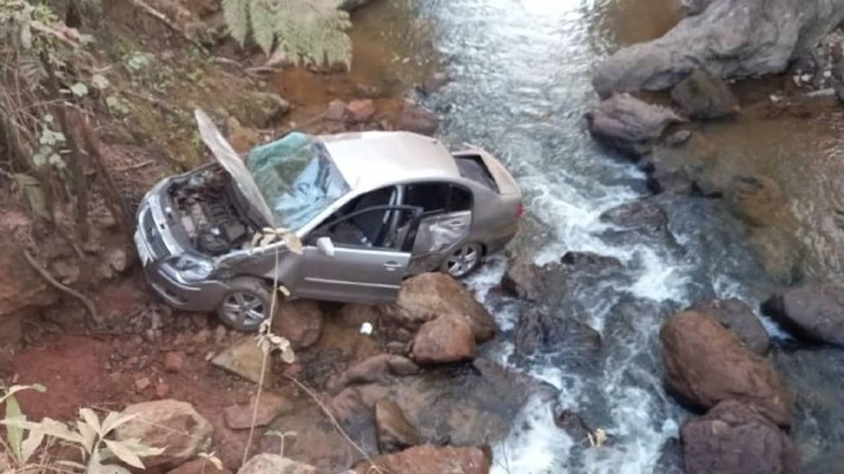 Casal sobrevive após carro cair de uma altura de 6 metros em Barbacena