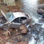 Casal sobrevive após carro cair de uma altura de 6 metros em Barbacena
