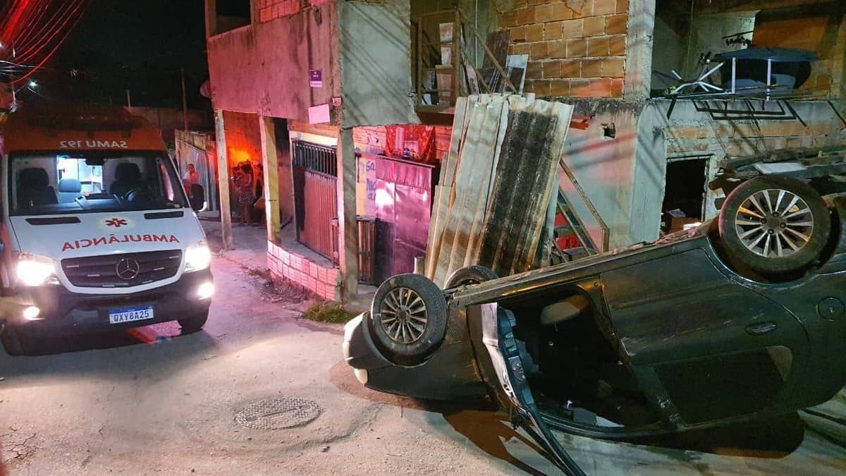 Motorista sem CNH capota carro e deixa dois feridos em Santa Luzia  