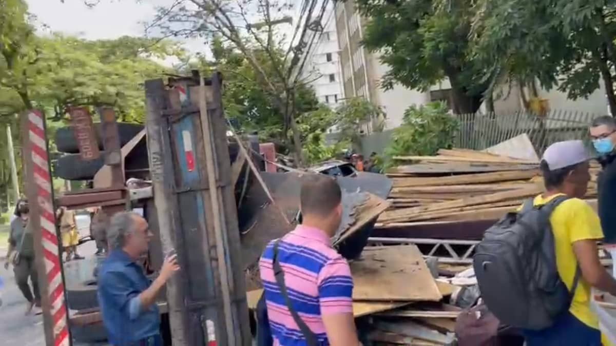 Vídeo: caminhão tomba e atinge gestante e homem na avenida do Contorno, em Belo Horizonte