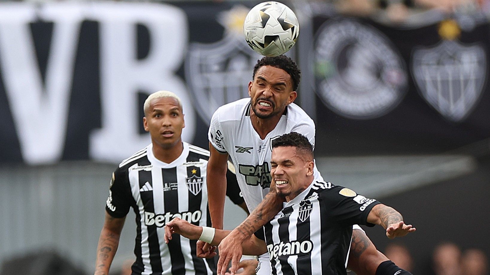 Titular do Botafogo provoca Atlético e revela desejo de jogar no Cruzeiro