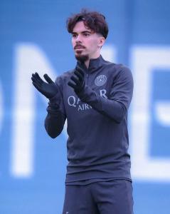 Vitinha é um dos titulares do PSG para enfrentar o Lens, pelo Campeonato Francês, neste sábado (13)