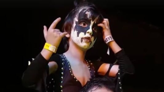 Vitinho assistiu show do Kiss fantasiado como o ídolo Gene Simmons