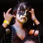 Mini fã do Kiss se cura do câncer e curte show de despedida da banda em BH: ‘obrigado, Deus’