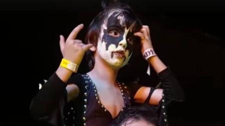 Vitinho assistiu show do Kiss fantasiado como o ídolo Gene Simmons