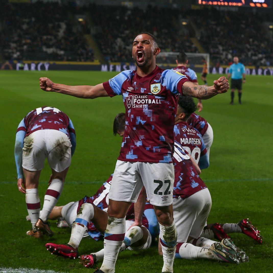 Botafogo faz propostas por Vitinho, do Burnley, e Jair, do Santos