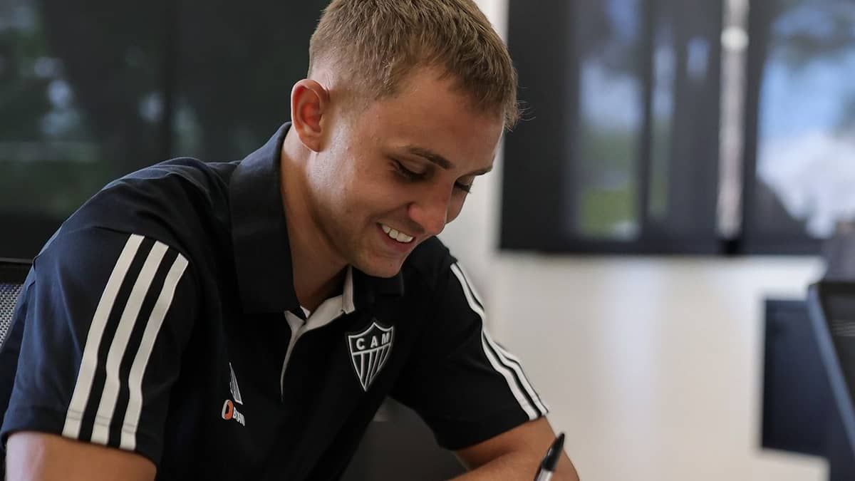 Atlético renova com lateral, e vínculo tem multa de R$ 320 milhões