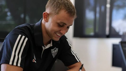 Vitinho estreou pelo profissional do Atlético aos 16 anos