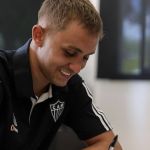 Atlético renova com lateral, e vínculo tem multa de R$ 320 milhões