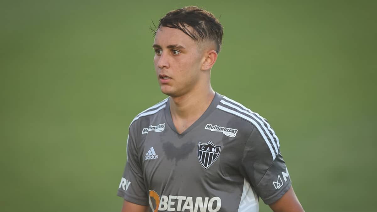 Jovem Vitinho treina e é opção no Atlético para a lateral direita