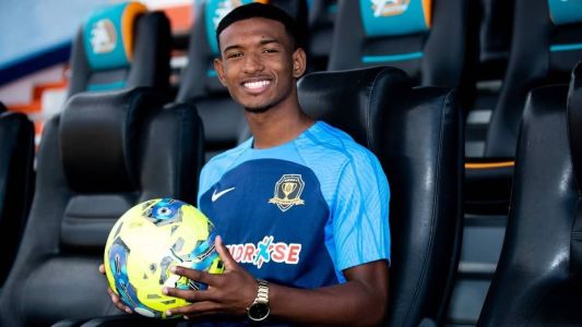 Vitinho já se apresentou ao Dnipro, da Ucrânia; ele ficará no clube por um ano