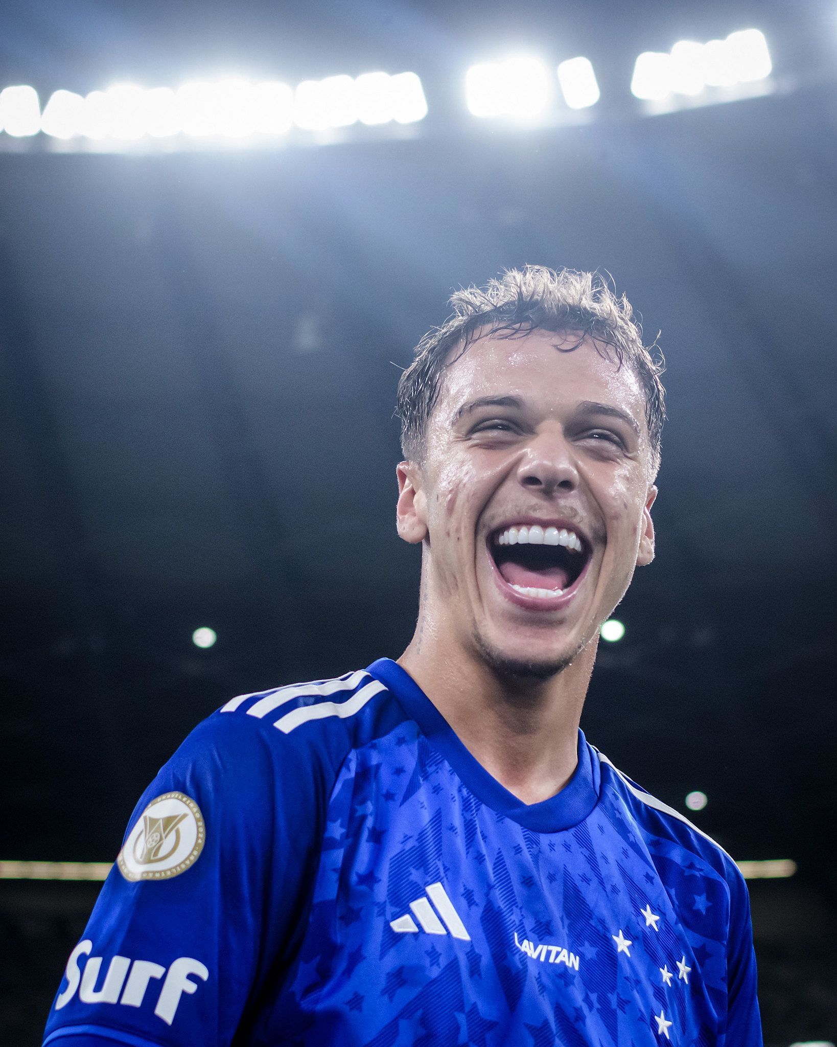 Meia do Cruzeiro comemora 1º gol na carreira e faz promessa muito inusitada