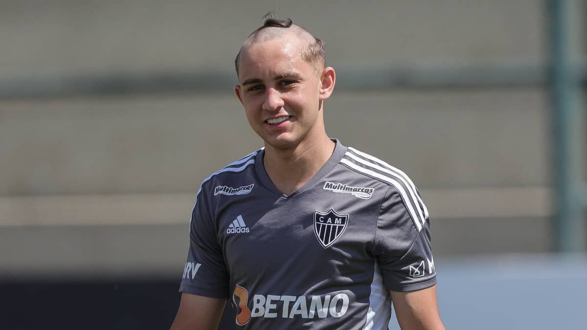 Atlético: joia da lateral ganha 'trote' na Cidade do Galo