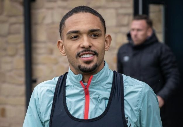 Botafogo e Burnley avançam em acordo, e Vitinho é aguardado no Rio