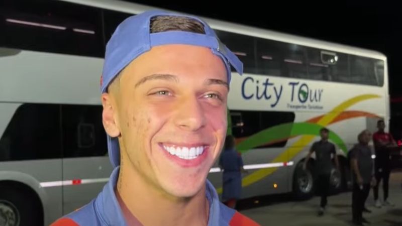Vitinho, do Cruzeiro, comemora estreia no profissional após vitória no Brasileiro