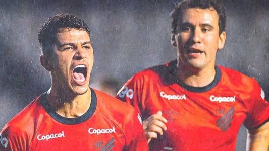 Vítor Bueno e Pablo, do Athletico, comemorando a vitória sobre o Vasco