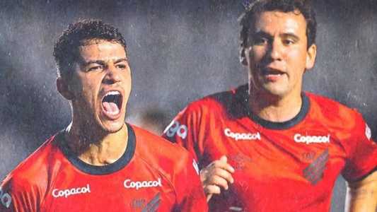 Vítor Bueno e Pablo, do Athletico, comemorando a vitória sobre o Vasco