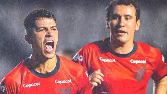 Vítor Bueno e Pablo, do Athletico, comemorando a vitória sobre o Vasco
