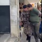 Vídeo: homem que matou ex-namorada em Itaúna foi hostilizado por populares durante prisão
