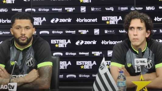Vitor Gabriel (esquerda) e Nicolas em entrevista coletiva negando problemas de relacionamento