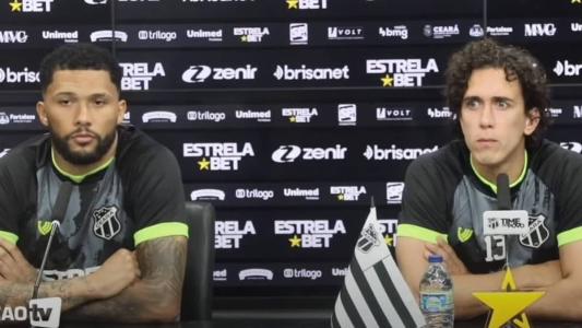 Vitor Gabriel (esquerda) e Nicolas em entrevista coletiva negando problemas de relacionamento