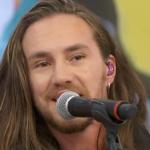 Vitor Kley se emociona ao falar de doença do pai no Encontro
