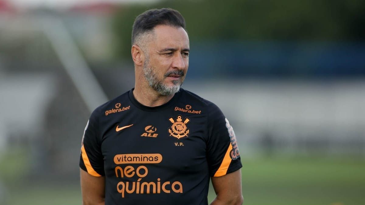 Ex-Corinthians, Vítor Pereira responde falas de Fábio Santos: 'Covarde'