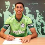 Palmeiras renova contrato com zagueiro da base que ganhou confiança de Abel
