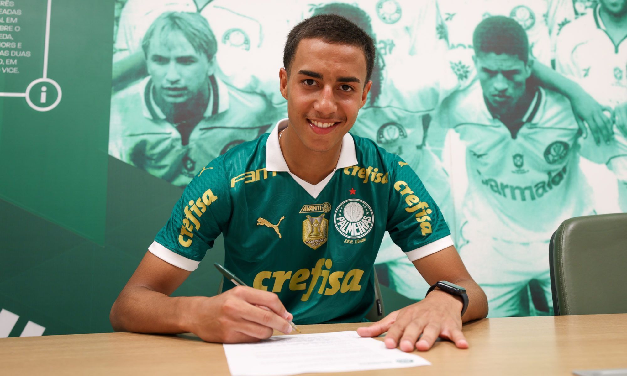 Palmeiras amplia contrato de zagueiro considerado grande promessa do clube