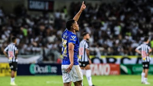 Vitor Roque comemora gol pelo Cruzeiro em seu primeiro clássico contra o Atlético