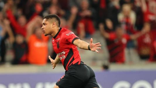 Vitor Roque dá show e Athletico classifica para oitavas da Libertadore