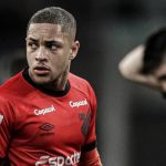 Vitor Roque, do Athletico, deve chegar ao Barcelona em janeiro, diz Xavi Hernández
