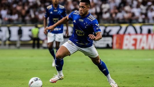 Vitor Roque em clássico entre Cruzeiro e Atlético, no Mineirão
