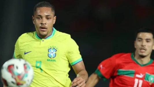 Vitor Roque (esq) durante partida contra o Marrocos