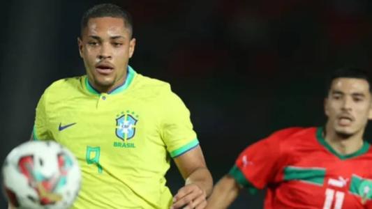 Vitor Roque (esq) durante partida contra o Marrocos