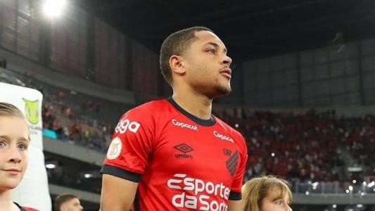 Vitor Roque ficará fora dos jogos do Athletico por lesão