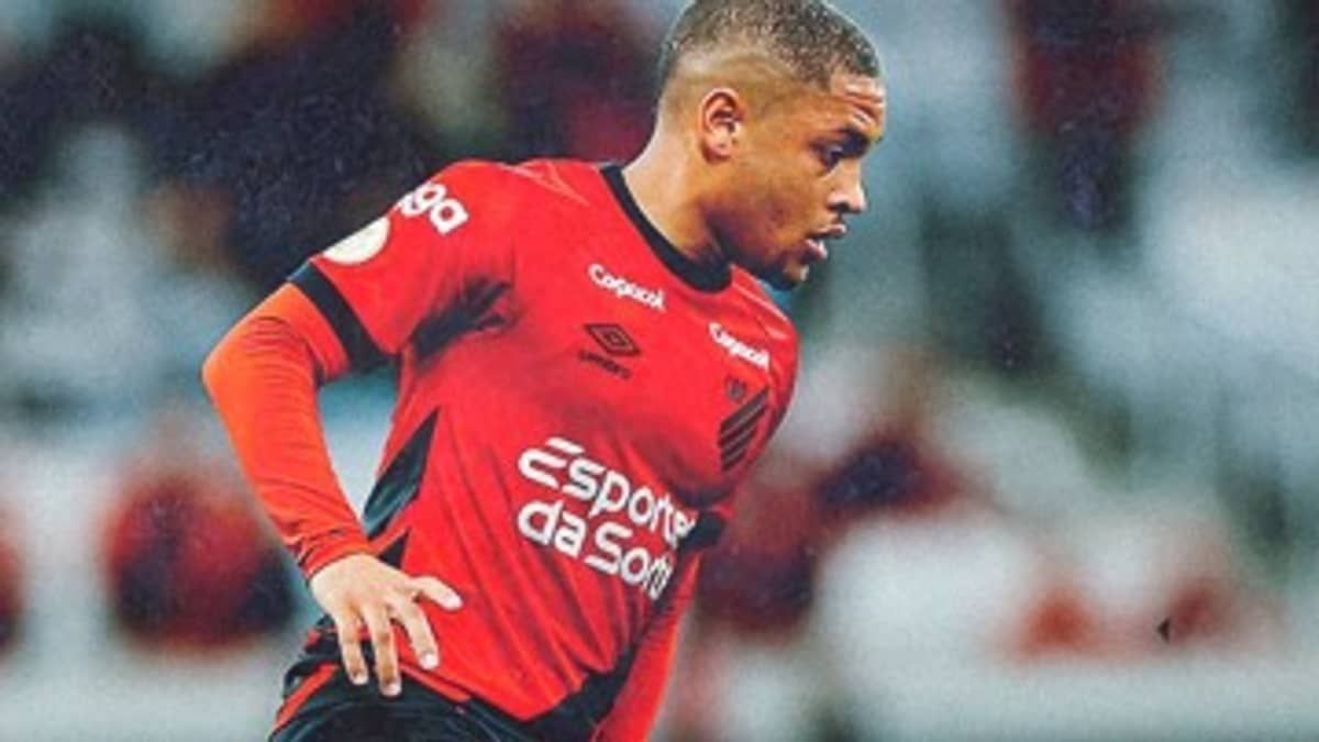 Vitor Roque lesiona o tornozelo e vira preocupação no Athletico-PR