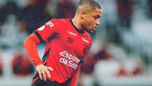 Vitor Roque foi vendido pelo Athletico-PR ao Barcelona, que também se preocupa com situação clínica do jogador