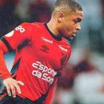Vitor Roque lesiona o tornozelo e vira preocupação no Athletico-PR