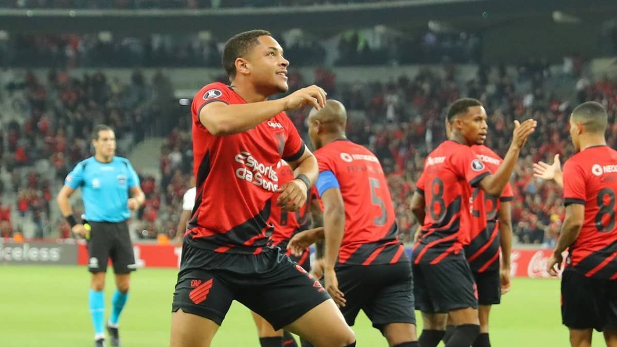 Atlético perde para o Athletico-PR e se complica na Libertadores