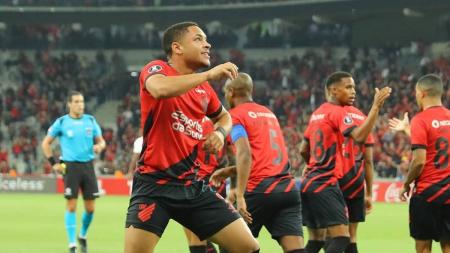 Vitor Roque marcou o primeiro gol do Athletico-PR na vitória sobre o Atlético