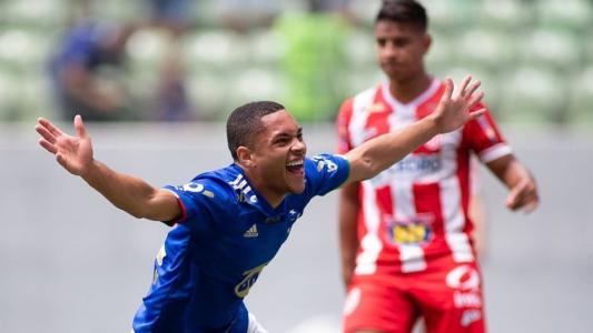 Vitor Roque marcou o seu primeiro gol como titular do Cruzeiro contra o Villa Nova