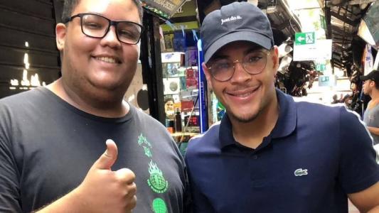 Vitor Roque (direita) com um fã no Camelódromo de Ipatinga, nesta quarta-feira (14)