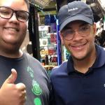 Na mira do Barcelona, Vitor Roque passeia e atende fãs no Camelódromo de Ipatinga