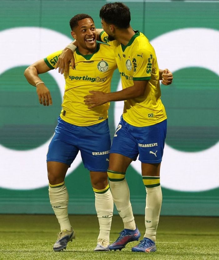 Vitor Roque aumenta participações em gols ao lado de Flaco