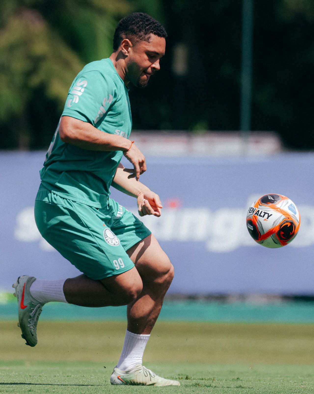Vitor Roque faz primeiro treino e aguarda definição de numeração no Palmeiras