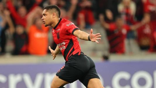 Vitor Roque, pelo Athletico