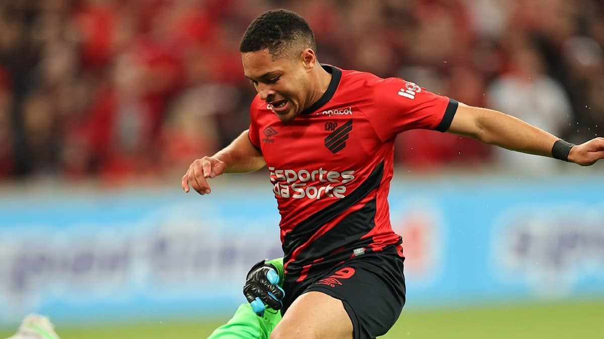 Perto do Barcelona, Vitor Roque responde se jogará oitavas da Libertadores pelo Athletico