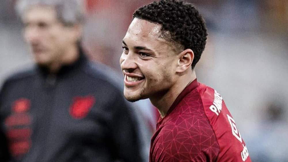Barcelona recebe sinal verde para inscrever Vitor Roque em janeiro