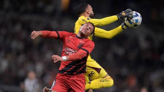 Vitor Roque sofreu pancada após dividida com Everson